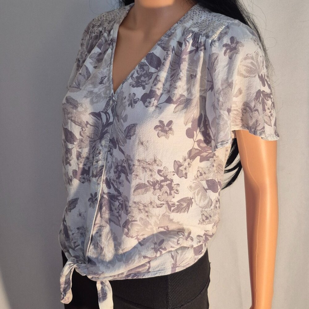 LUCKY BRAND blouse w/ tie in front, laced shoulders, pastel purple & cream, MED.
